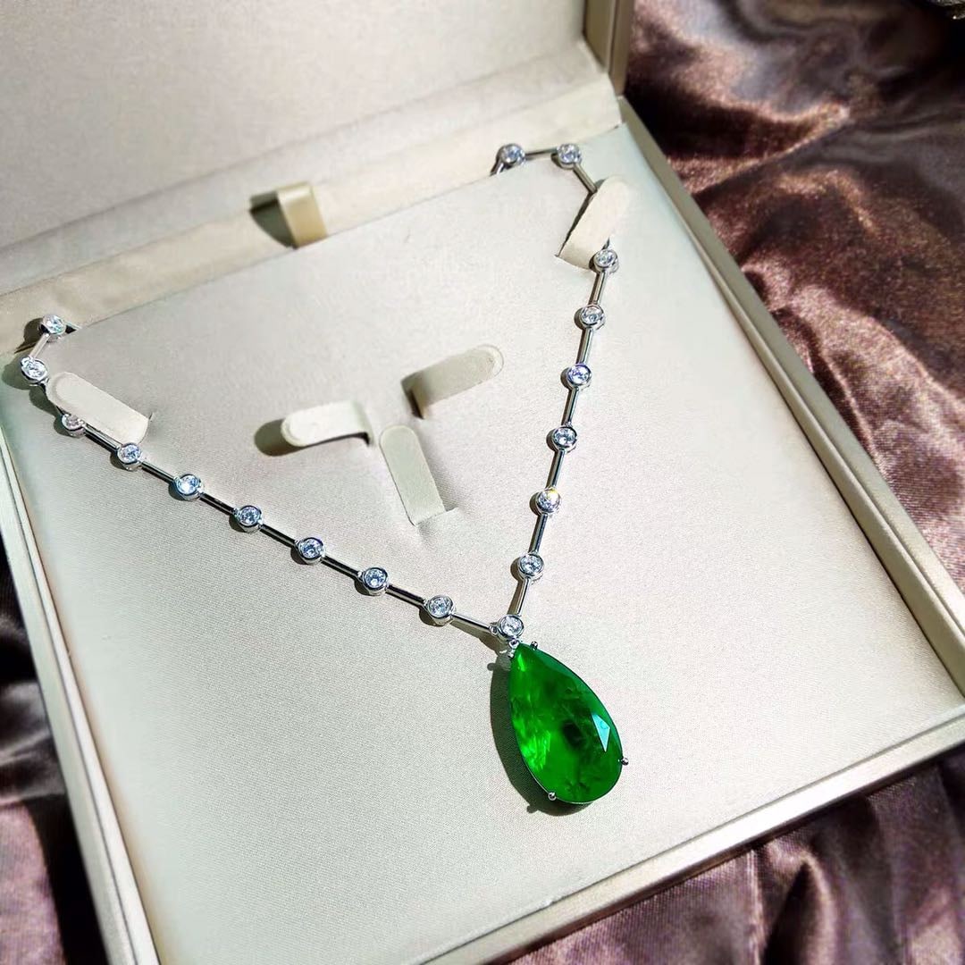 925 Silver Emerald Necklace: 925 Silver Emerald Necklace ****** Metal: 925 Silver / Main Stone: Emerald / Color: Green / Length : 45cm
