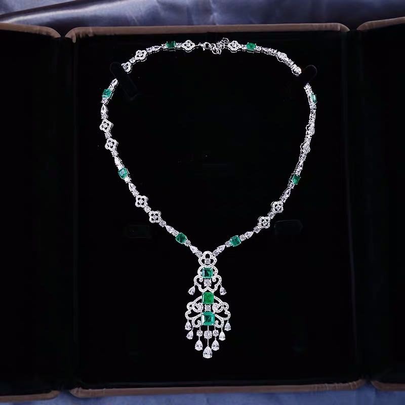925 Silver Emerald Necklace: 925 Silver Emerald Necklace ****** Metal: 925 Silver / Main Stone: Emerald / Color: Green / Pendant Size: 30*70mm / Length : 49cm
