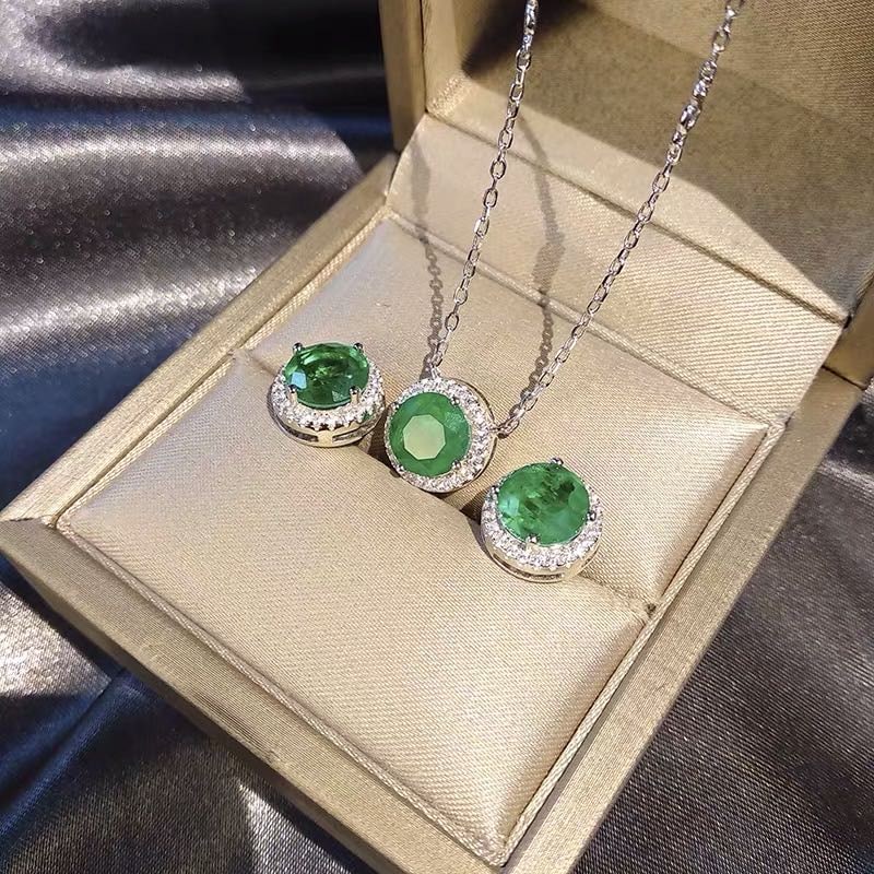 925 Silver Emerald Necklace And Earrings Two-Piece Set: 925 Silver Emerald Necklace And Earrings Two-Piece Set ****** Metal: 925 Silver / Main Stone: Emerald / Color: Green / Pendant Size: 10*10mm / Length : 45cm / Earring Size: 10*10mm