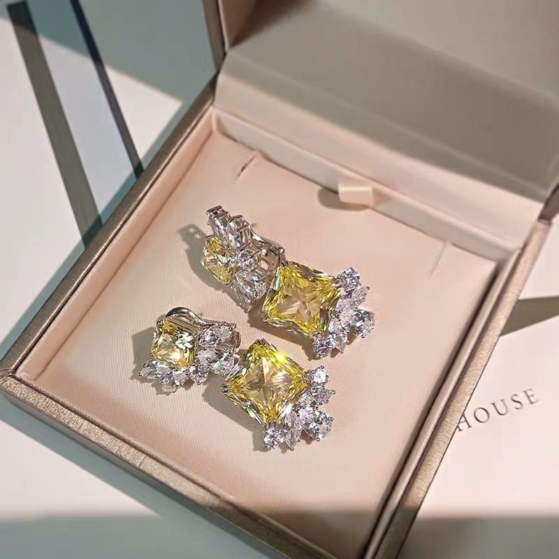 925 Silver Yellow Gem Earrings: 925 Silver Yellow Gem Earrings ****** Metal: 925 Silver / Main Stone: Yellow Gem / Color: Yellow / Earring Size: 17*40mm