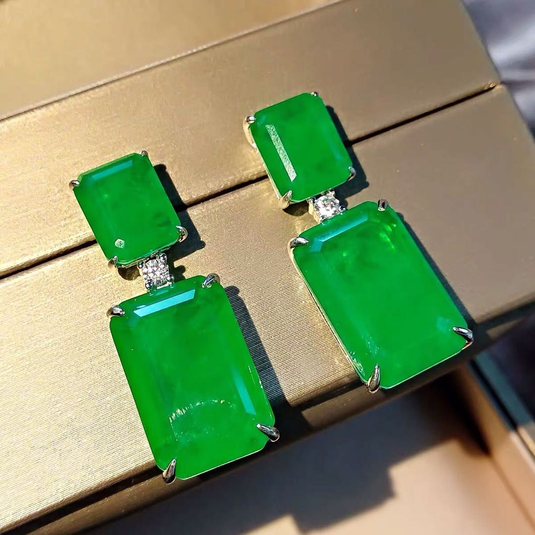 925 Silver Emerald Earrings: 925 Silver Emerald Earrings ****** Metal: 925 Silver / Main Stone: Emerald / Color: Green / Earring Size: 10*30mm