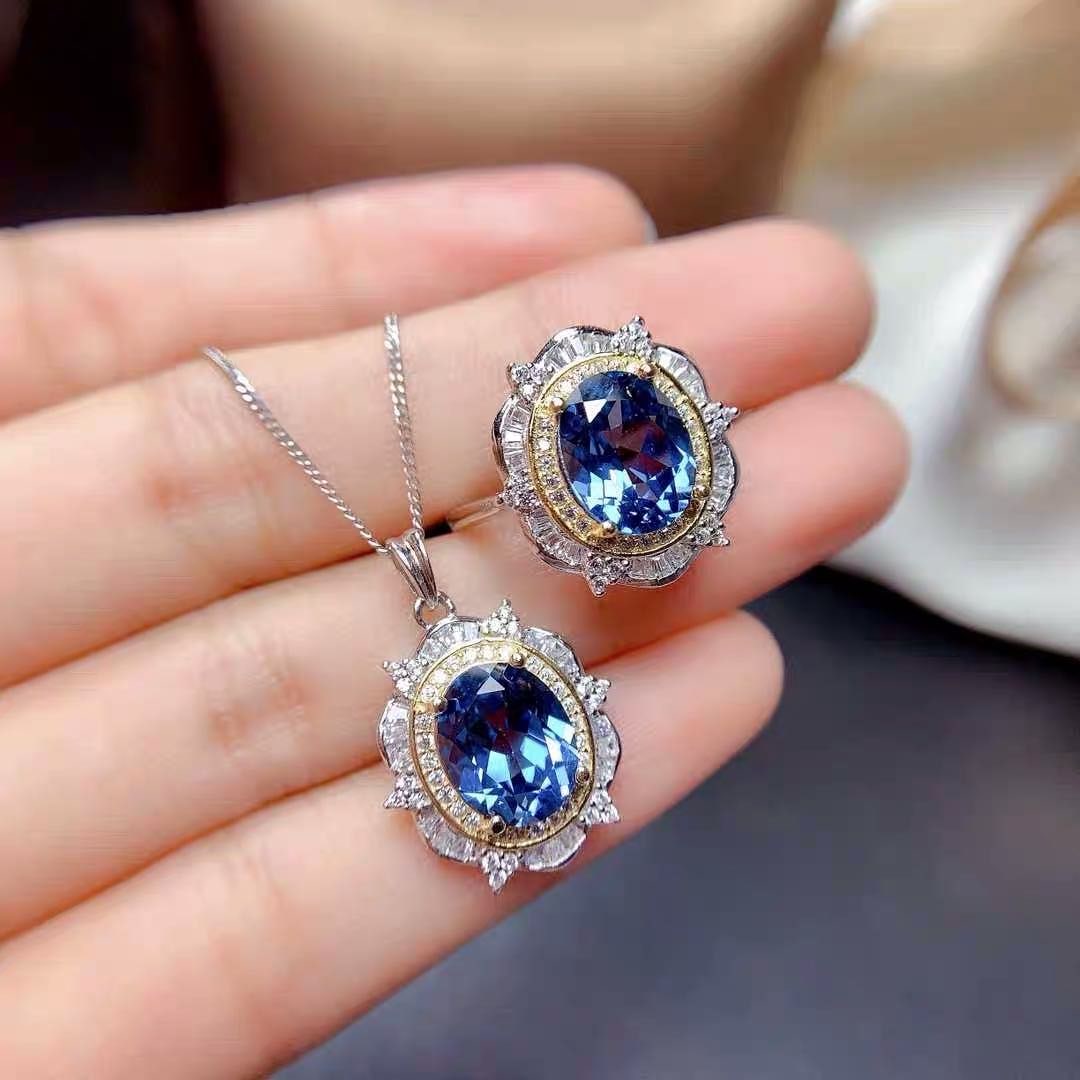 925 Silver London Topaz Pendant And Ring Two-Piece Set: 925 Silver London Topaz Pendant And Ring Two-Piece Set ****** Metal: 925 Silver / Main Stone: London Topaz / Color: Blue / Pendant Main Stone Size: 8*10mm / Ring Main Stone Size: 8*10mm