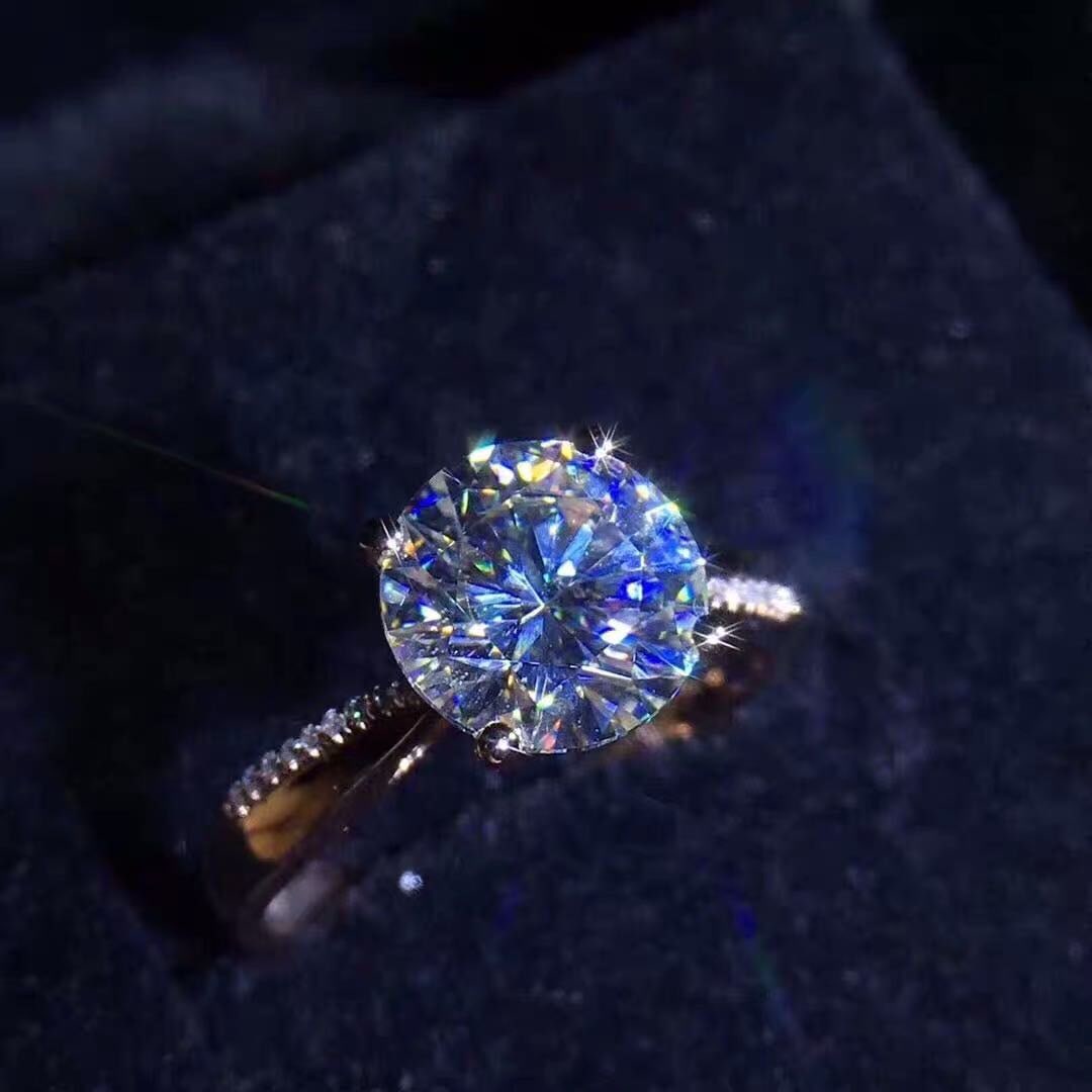 925 Silver Gem Ring: 925 Silver Gem Ring ****** Metal: 925 Silver / Main Stone: Moissanite