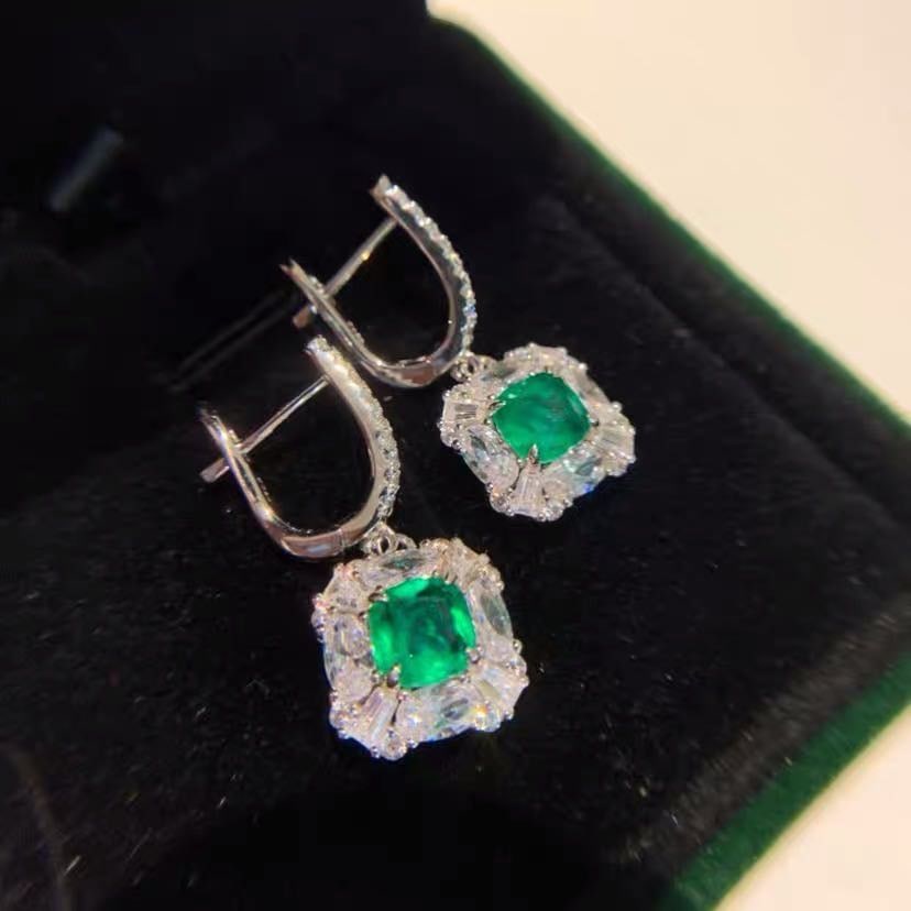 925 Silver Emerald Earrings: 925 Silver Emerald Earrings ****** Metal: 925 Silver / Main Stone: Emerald / Color: Green / Earrings Size: 10*30mm