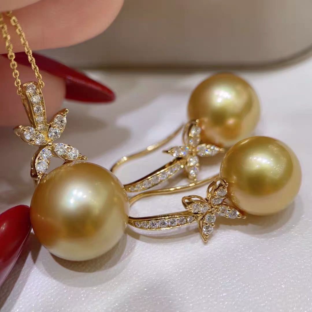 South Sea Golden Pearl 925 Silver Pendant and Earrings Two-Piece Set: South Sea Golden Pearl 925 Silver Pendant and Earrings Two-Piece Set ****** Metal: South Sea Pearl / Color: Golden / Pendant Pearl Diameter 14mm, Earrings Pearl Diameter 12mm