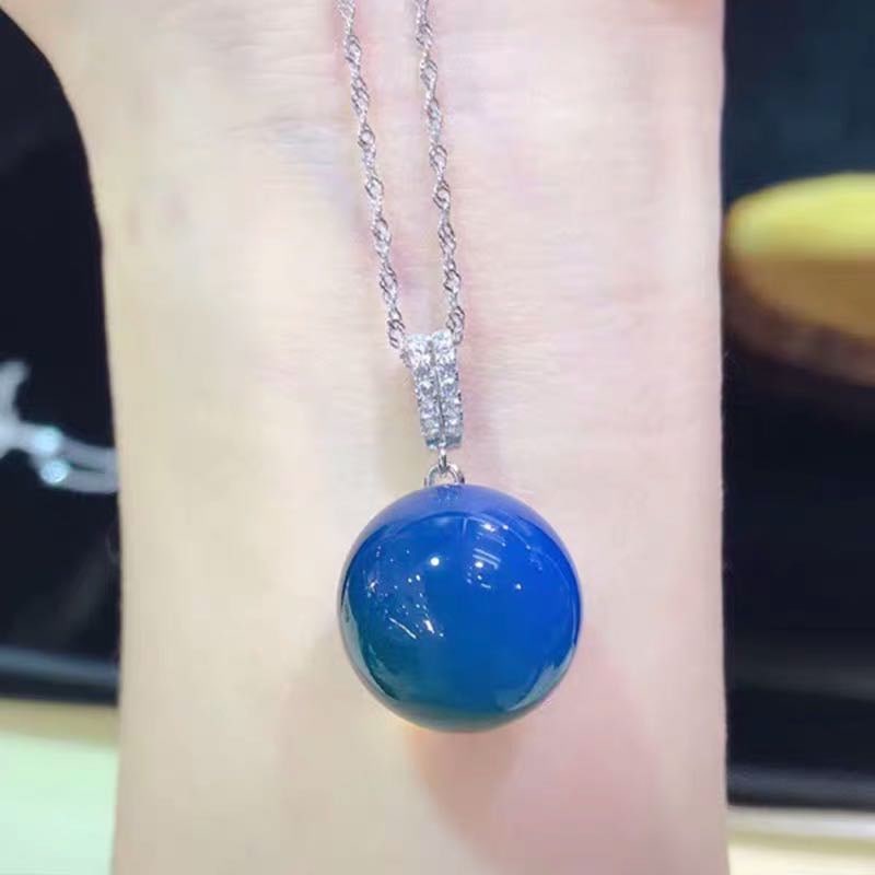 Dominican Blue Amber 925 Silver Pendant: Dominican Blue Amber 925 Silver Pendant ****** Metal: Dominican Amber / Color: Blue / Blue Amber Diameter 16mm