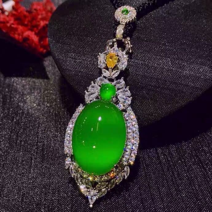 925 Silver Jade Pendant: 925 Silver Jade Pendant ****** Metal: 925 Silver / Main Stone: Jade / Color: Green / Total Item Weight: 22.97grams