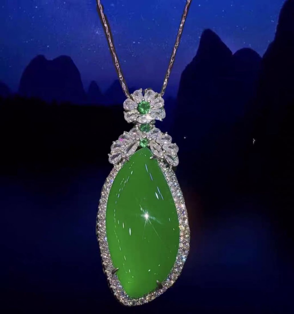 925 Silver Jade Pendant: 925 Silver Jade Pendant ****** Metal: 925 Silver / Main Stone: Jade / Color: Green / Main Stone Size: 20*40mm / Pendant Size: 26*62mm