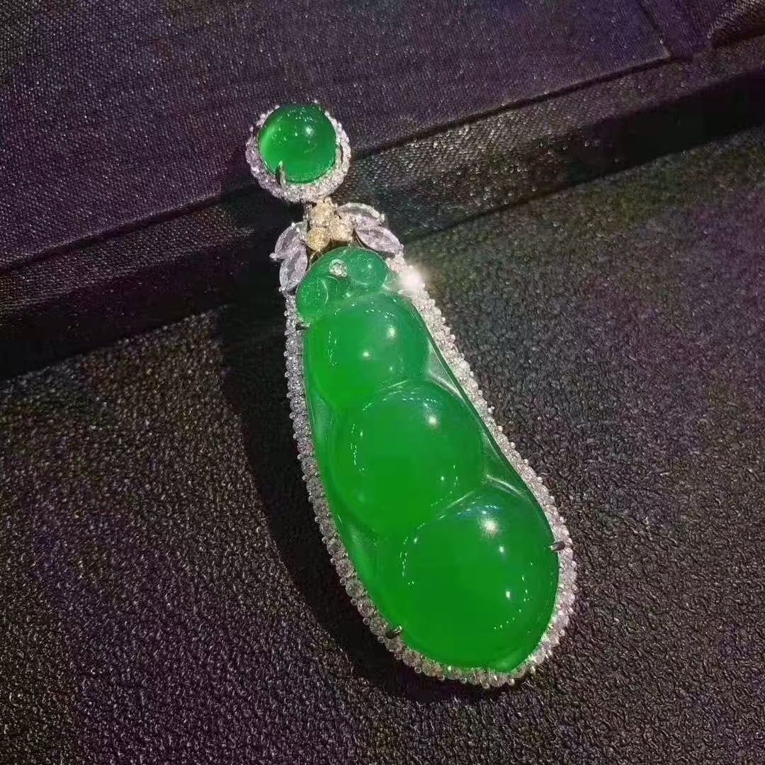 925 Silver Jade Bean Pendant: 925 Silver Jade Bean Pendant ****** Metal: 925 Silver / Main Stone: Jade / Color: Green / Main Stone Size: 18.7*46mm / Pendant Size: 23.8*65mm