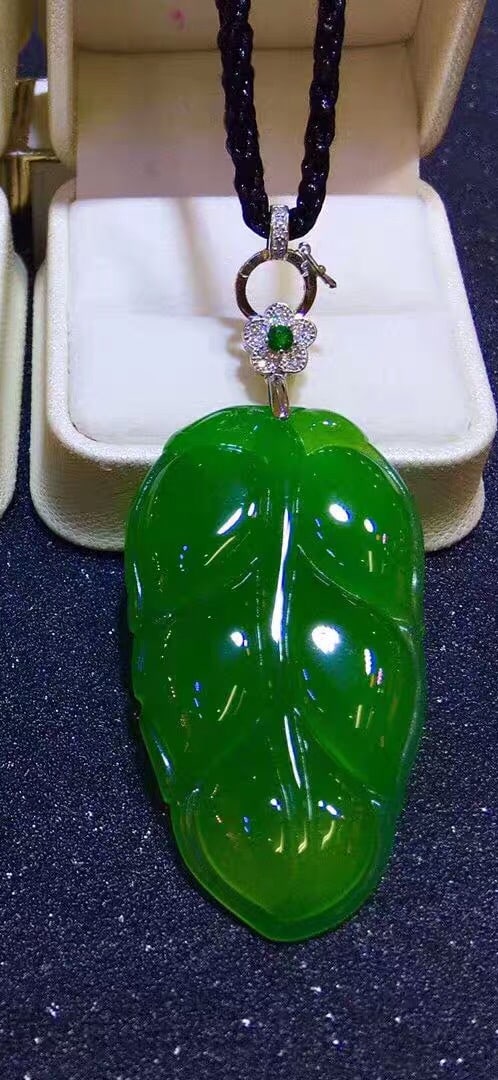 925 Silver Jade Pendant: 925 Silver Jade Pendant ****** Metal: 925 Silver / Main Stone: Jade / Color: Green / Main Stone Size: 59*32mm