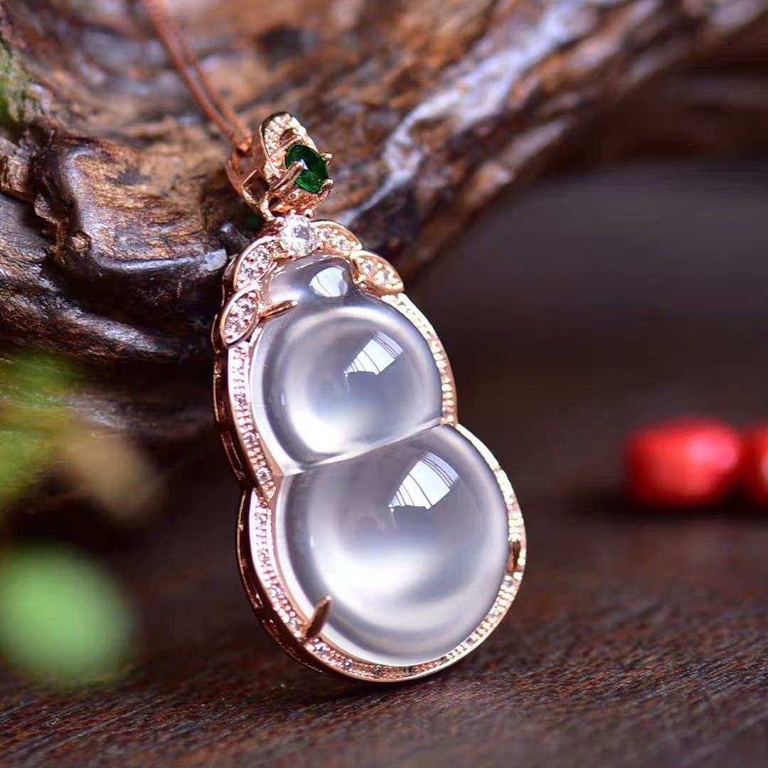 925 Silver Jade Gourd Pendant: 925 Silver Jade Gourd Pendant ****** Metal: 925 Silver / Main Stone: Jade / Color: White / Size: 48*25mm