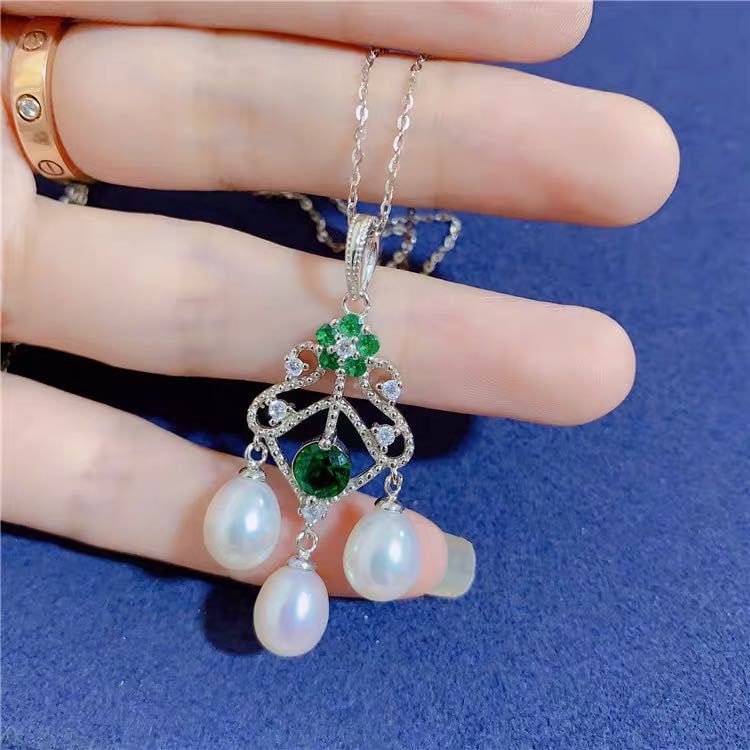 Natural Pearl Embeded Emerald 925 Silver Pendant: Natural Pearl Embeded Emerald 925 Silver Pendant ****** Metal: Natural Pearl / Color: White / Pearl Diameter 7mm