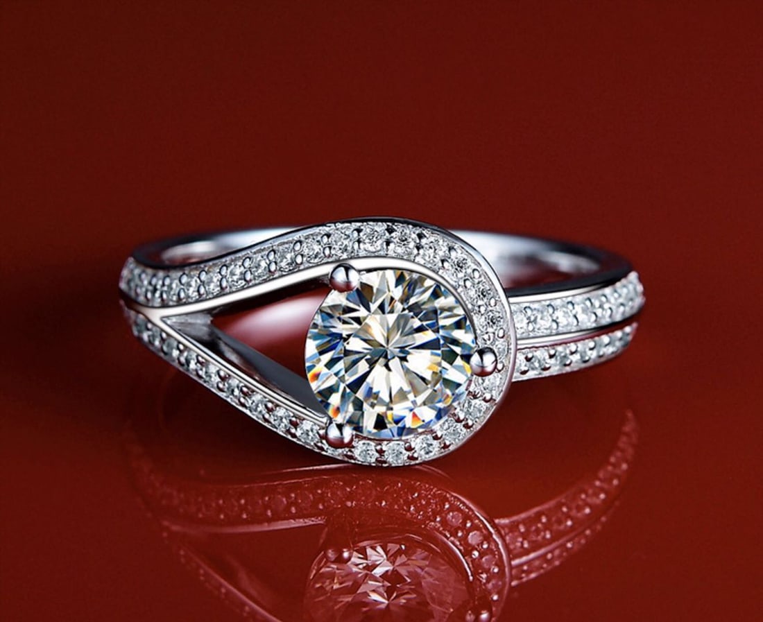 925 Silver 1ct Gem Ring: 925 Silver 1ct Gem Ring ****** Metal: 925 Silver / Main Stone: Moissanite / Carat Weight: 1