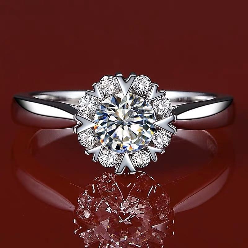 925 Silver Gem Ring: 925 Silver Gem Ring ****** Metal: 925 Silver / Main Stone: Moissanite