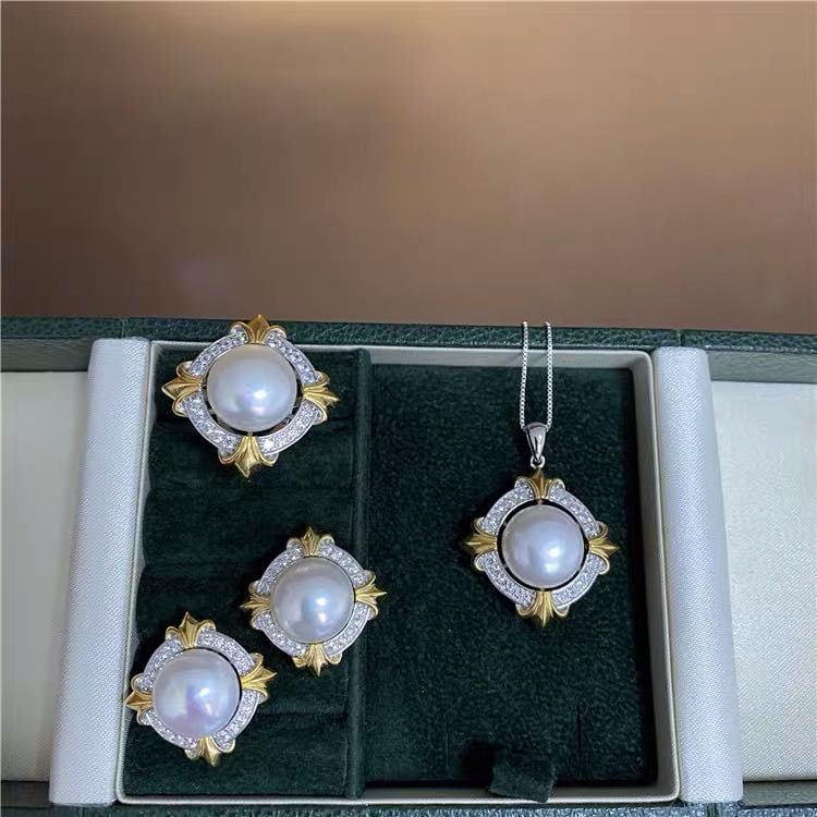Natural Pearl 925 Silver Pendant Earrings and Ring Three-Piece Set: Natural Pearl 925 Silver Pendant Earrings and Ring Three-Piece Set ****** Metal: Natural Pearl / Color: White / Pearl Diameter 12.5mm