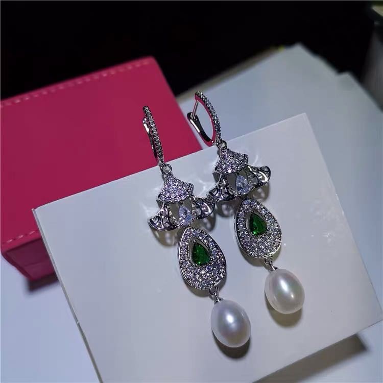 Natural Pearl Embeded Emerald 925 Silver Earrings: Natural Pearl Embeded Emerald 925 Silver Earrings ****** Metal: Natural Pearl / Color: White / Pearl Diameter 10mm