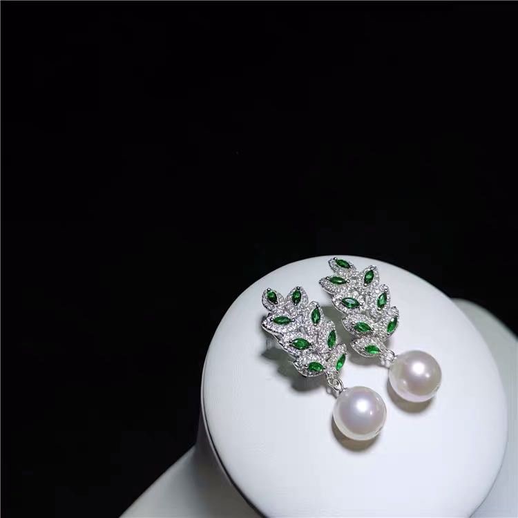 Natural Pearl Embeded Emerald 925 Silver Earrings: Natural Pearl Embeded Emerald 925 Silver Earrings ****** Metal: Natural Pearl / Color: White / Pearl Diameter 10mm