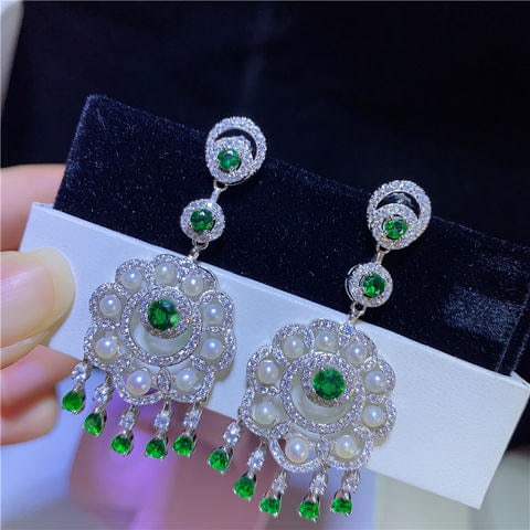 Natural Pearl Embeded Emerald 925 Silver Earrings: Natural Pearl Embeded Emerald 925 Silver Earrings ****** Metal: Natural Pearl / Color: White / Pearl Diameter 6mm