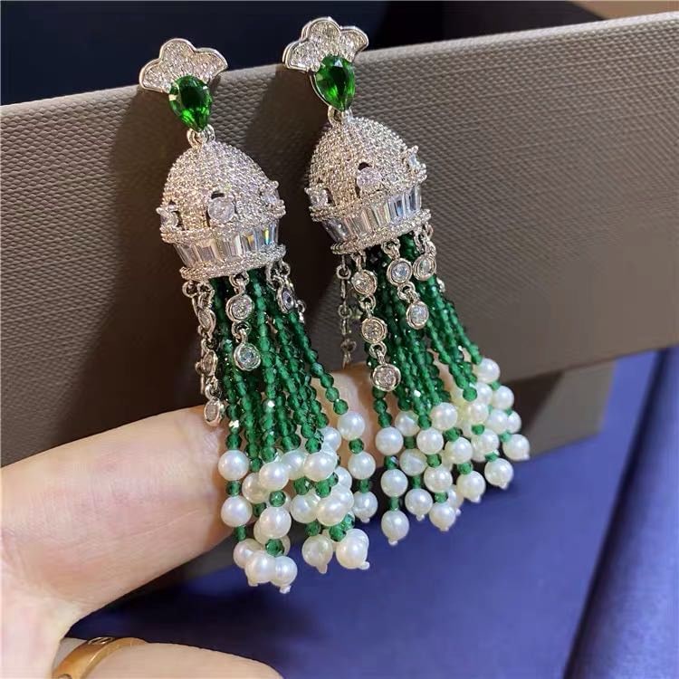 Natural Pearl Embeded Emerald 925 Silver Earrings: Natural Pearl Embeded Emerald 925 Silver Earrings ****** Metal: Natural Pearl / Color: White / Pearl Diameter 5mm