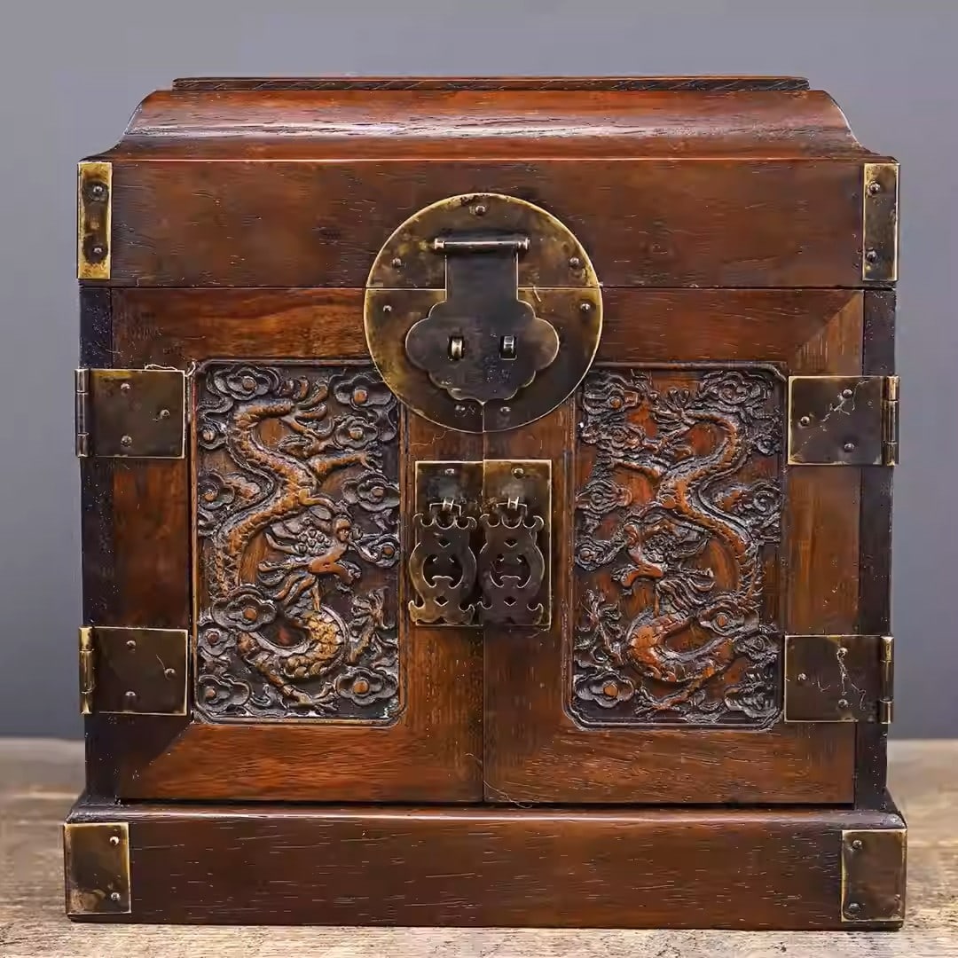 A treasured rosewood box with carved cloud and dragon motifs: Length: 25 cm, Width: 18 cm, Height: 25 cm, Weight: 2326 grams