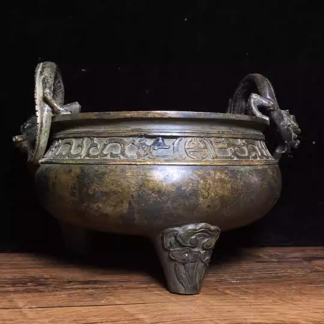 A bronze tripod incense burner with a coiled dragon motif, made during the Xuande period of the Ming: Height: 12 cm, Width: 13 cm, Weight: 1090 grams