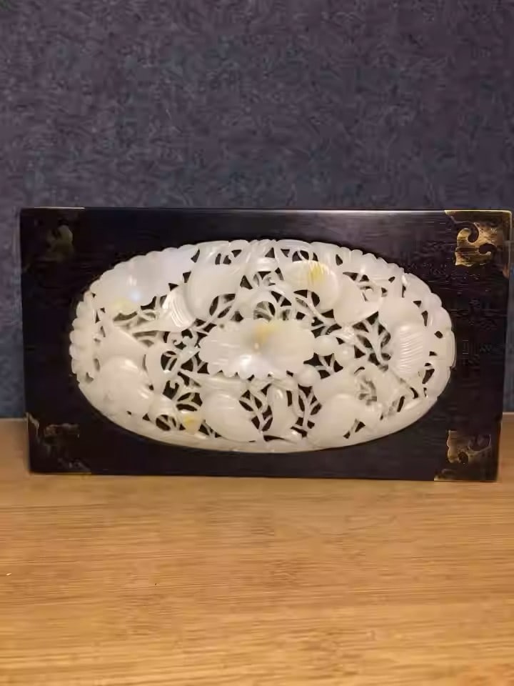 Sandalwood box inlaid with jade: Dimensions: Length 23cm, Width 13cm, Height 8cm Weight: 755g