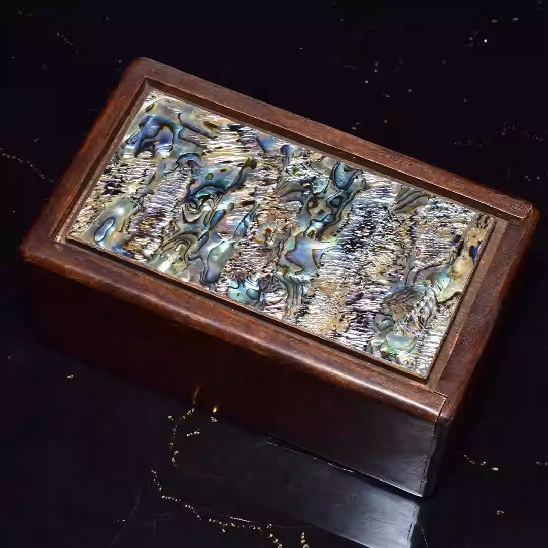 Rosewood mechanical box inlaid with mother-of-pearl: Length 14 cm, width 8 cm, height 6 cm, weight 250 grams.