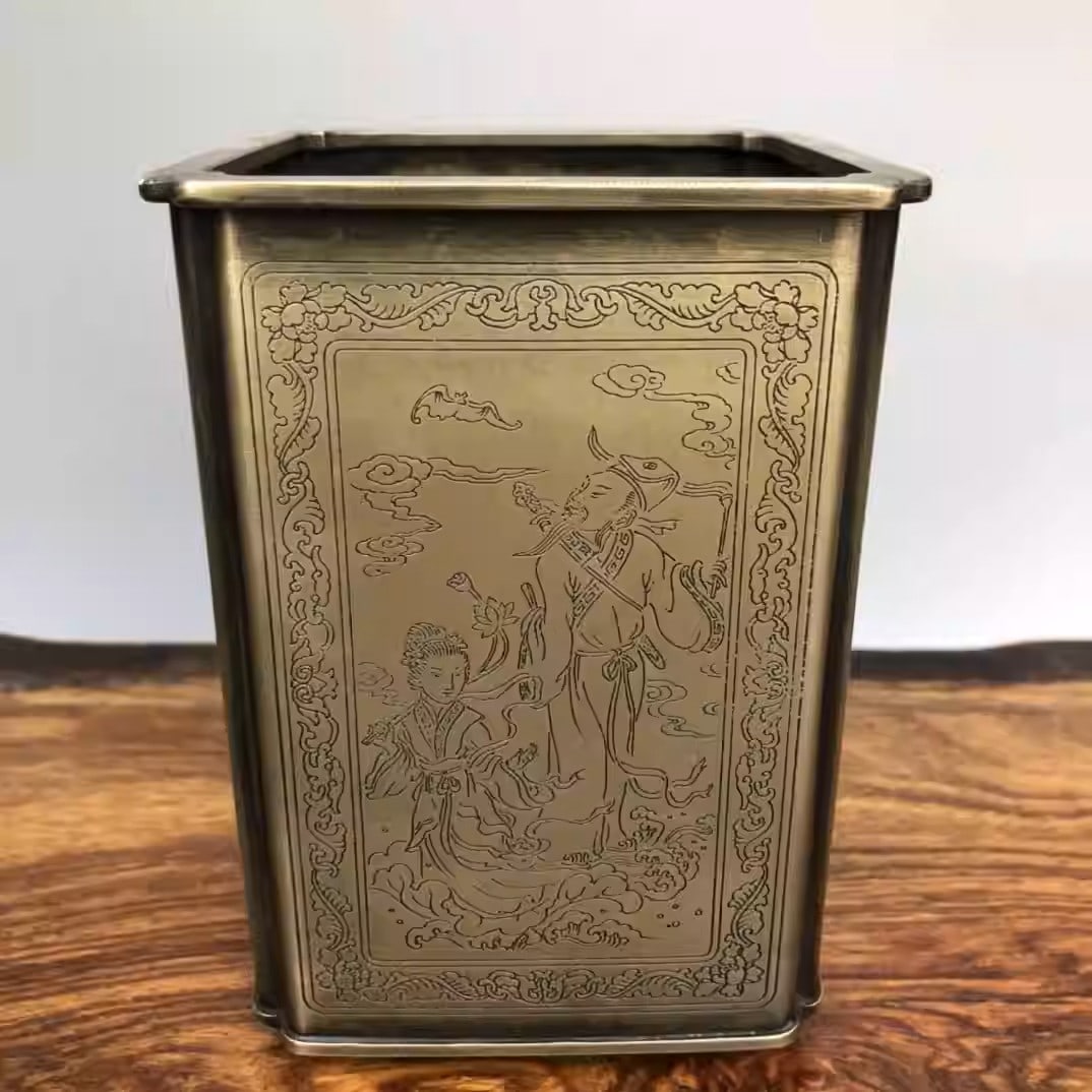 Pure copper engraved square pen holder depicting the Eight Immortals: Length 9 cm, width 9 cm, height 13.4 cm, weight 468 grams.