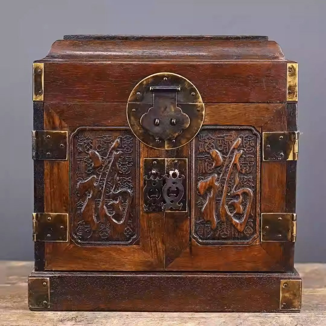 Rosewood storage box with carved "One Hundred Blessings" motif: Length 25 cm, width 18 cm, height 25 cm, weight 2390 grams