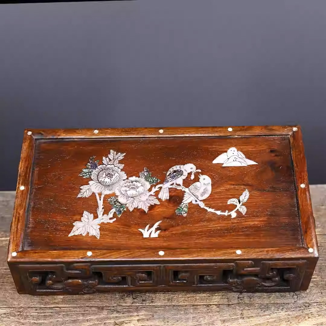 Rosewood tea table inlaid with mother-of-pearl depicting flowers and birds: Length 36 cm, width 20 cm, height 9 cm, weight 1266 grams.