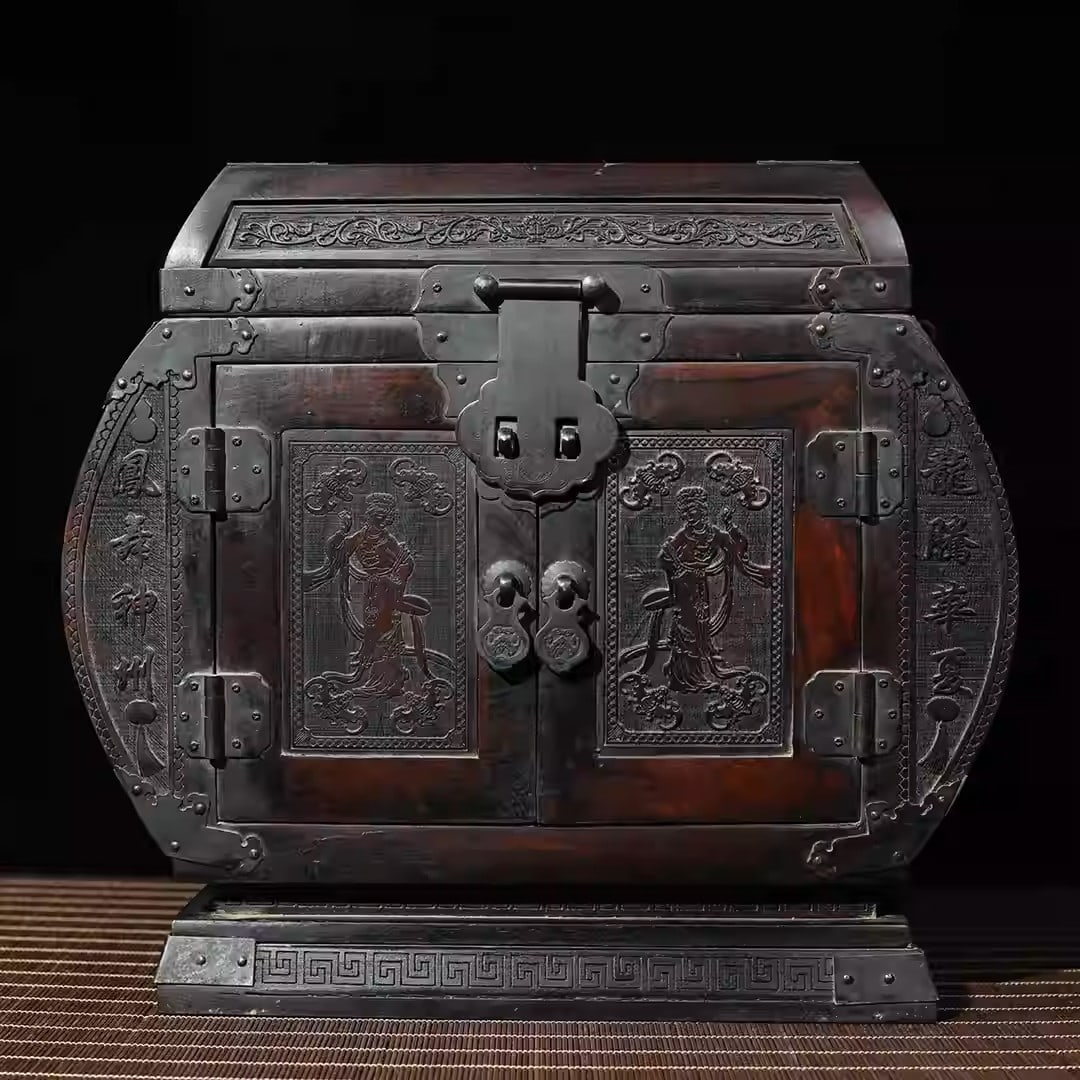 Rosewood carved dressing table box with dragon and phoenix motif: Length 29 cm, width 17.5 cm, height 26 cm, weight 3920 grams.