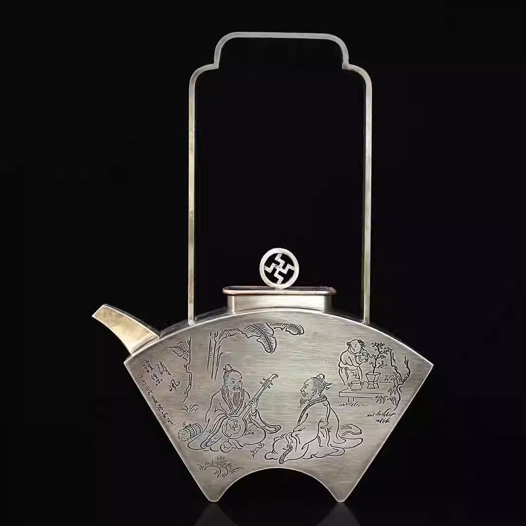 White copper engraved "Elegant Gathering in the Gentle Breeze" figural handled fan-shaped wine pot: Length 16 cm, width 5.2 cm, height 21.5 cm, weight 575 grams.