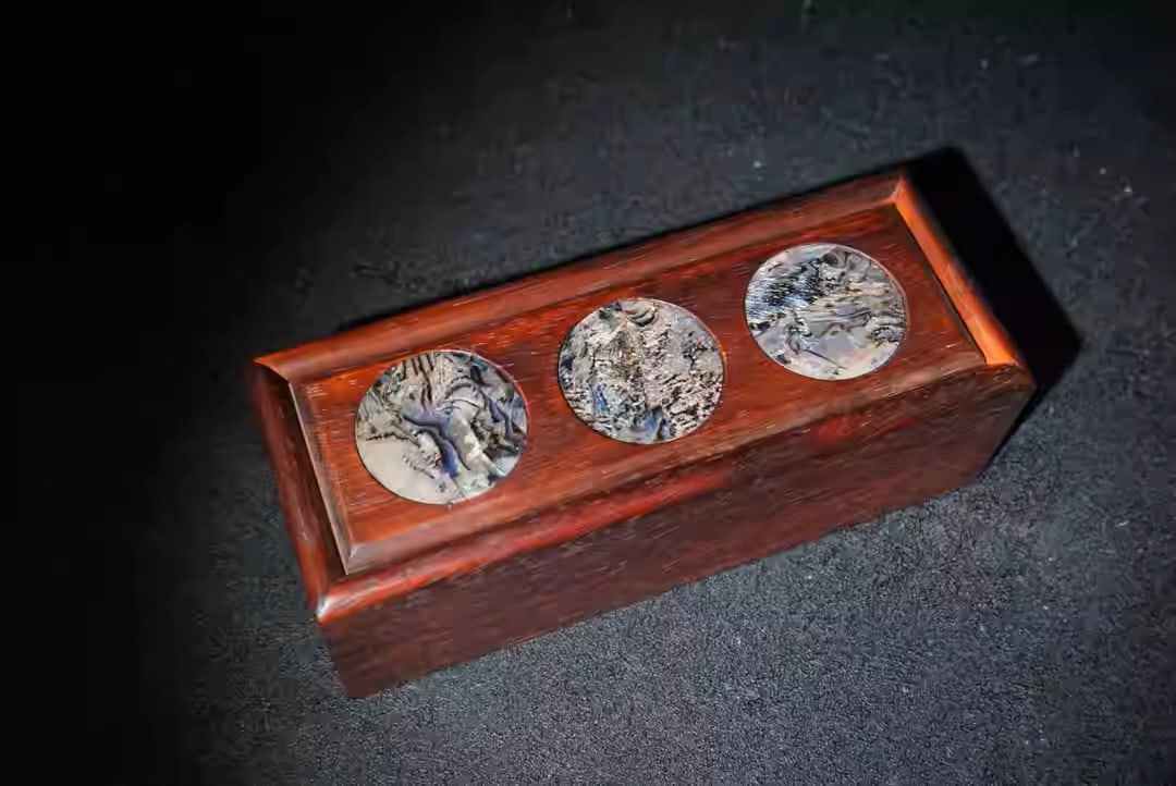 Rosewood jewelry box inlaid with mother-of-pearl: Dimensions: 18/7/6 cm