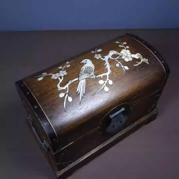 Rosewood treasure chest inlaid with mother-of-pearl depicting magpies perching on plum blossoms: Length: 23 cm, Width: 13 cm, Height: 16 cmWeight: 1080 g