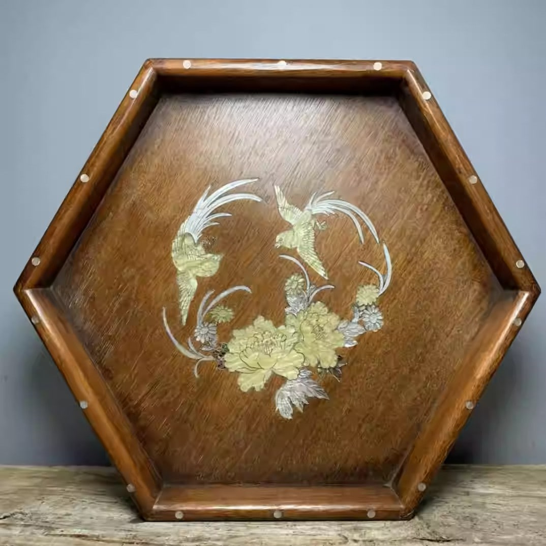 Rosewood hexagonal tea tray inlaid with mother-of-pearl floral and bird motifs: Length 31 cm, width 31 cm, height 4.5 cm, weight 977 grams.