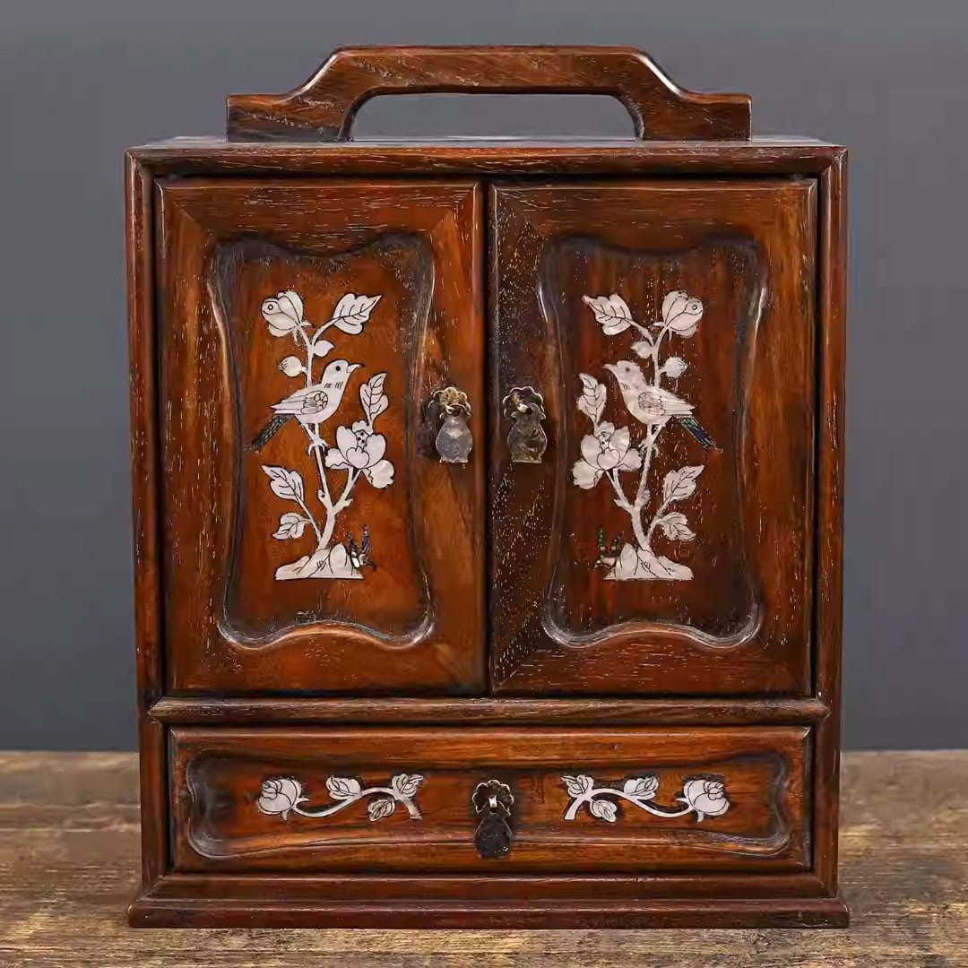 Rosewood carrying case inlaid with mother-of-pearl floral and bird motifs: Length 28 cm, width 17 cm, height 30 cm, weight 3146 grams.