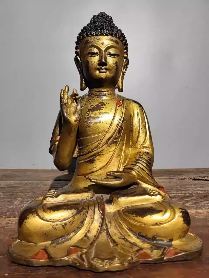 Gilt-bronze statue of Shakyamuni Buddha: Height: 30 cm, Length: 20.5 cm, Width: 15.5 cm, Weight: 3100 grams