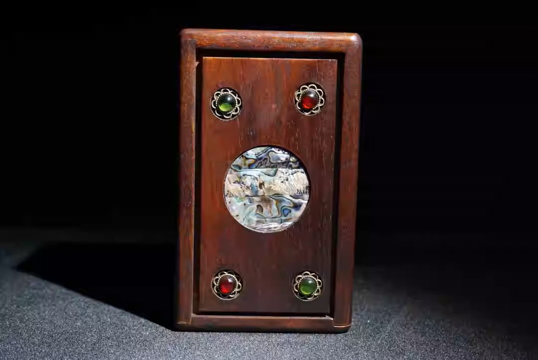 Rosewood mechanical box inlaid with mother-of-pearl and gemstones: Length 14 cm, width 8.5 cm, height 6 cm.