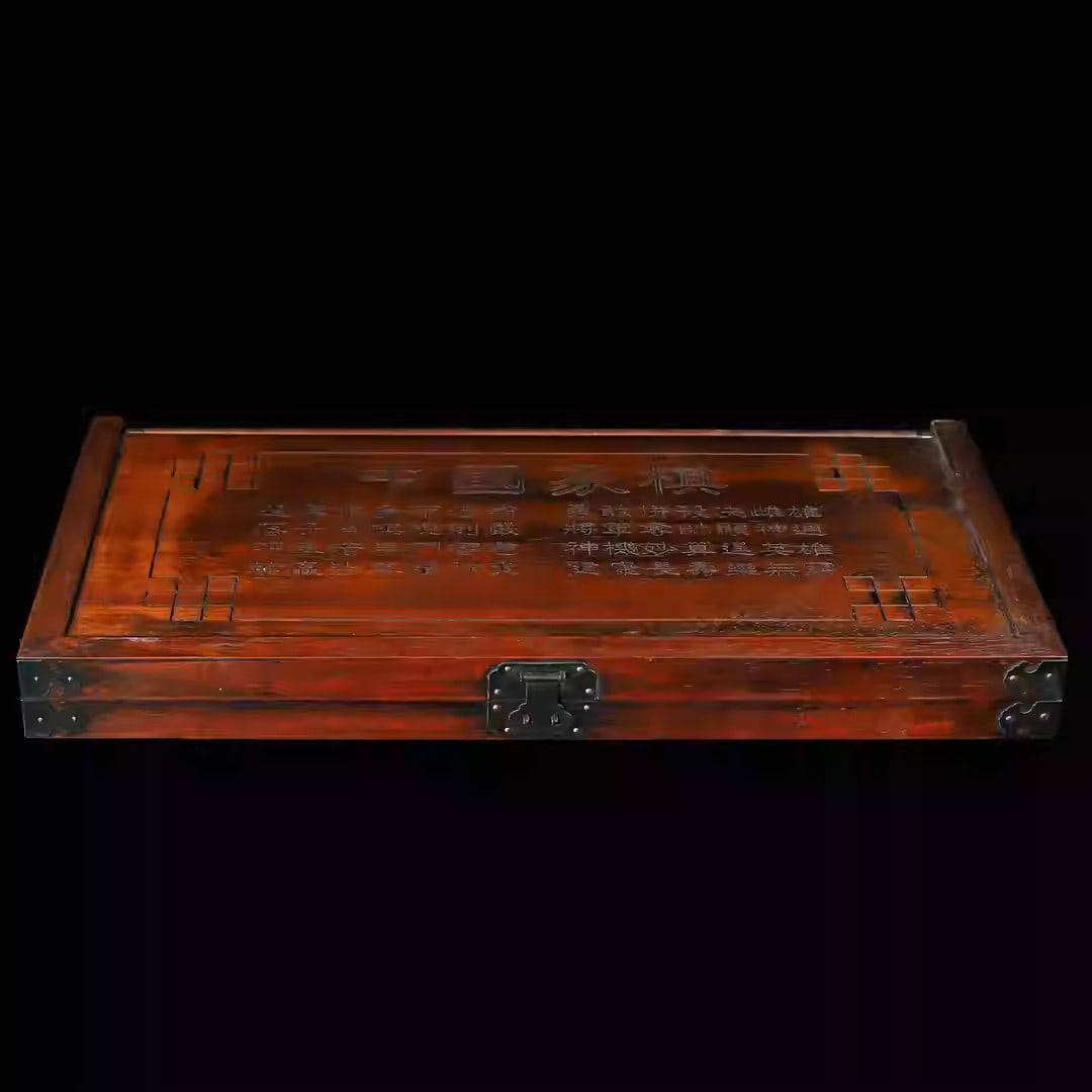 A set of rosewood chess pieces: The chess pieces have a diameter of 4.5 cm and a thickness of 2 cm. The chess box is 49 cm long, 26 cm wide, and 4.6 cm thick, and weighs 2680 grams.