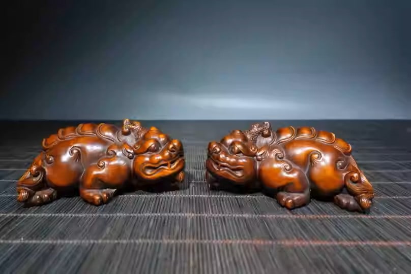 A pair of exquisitely carved Pixiu (mythical creatures) made of boxwood: Dimensions: Length 8cm, Width 4cm, Height 3.5cm Weight: 102g