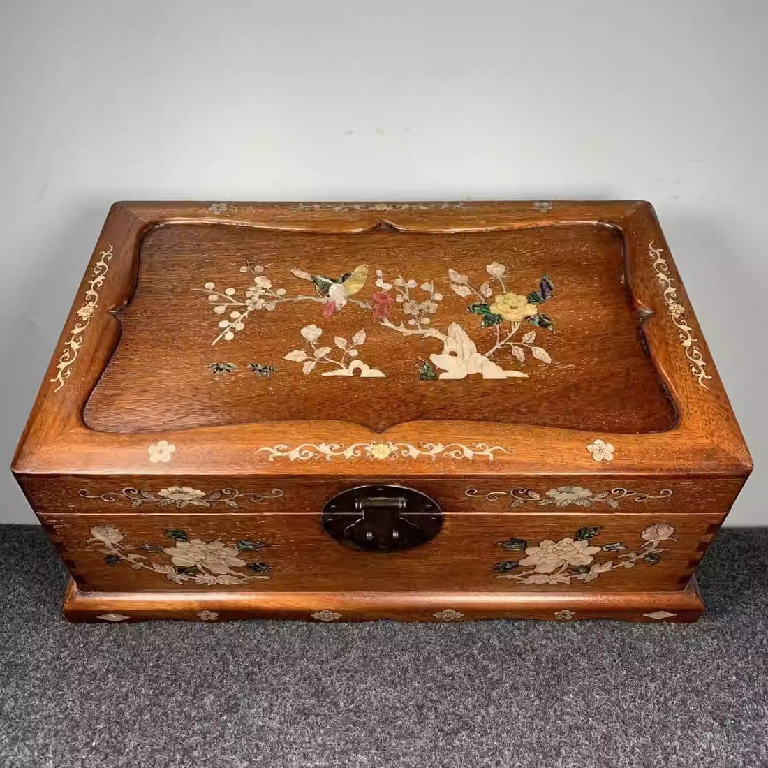 Rosewood jewelry box inlaid with mother-of-pearl floral and bird motifs: Dimensions: Length 42cm, Width 27cm, Height 16.5cm