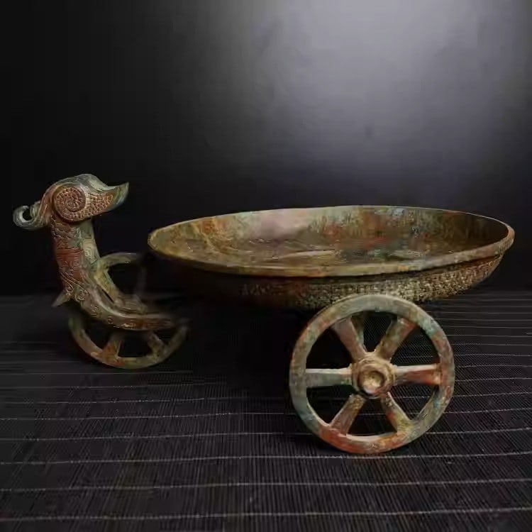 Bronze fruit bowl with wheel motif, dating from the Warring States period (1 of 5)