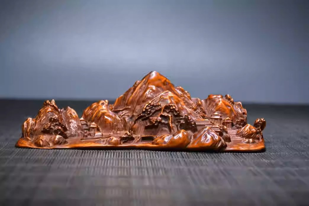 Boxwood finely carved landscape-themed pen holder (1 of 5)