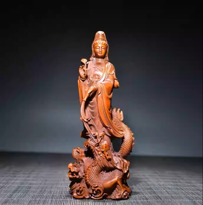 A finely carved boxwood statue of the Dragon-Riding Guanyin Bodhisattva: Length 5.5 cm, width 5 cm, height 15 cm, weight 111 g.