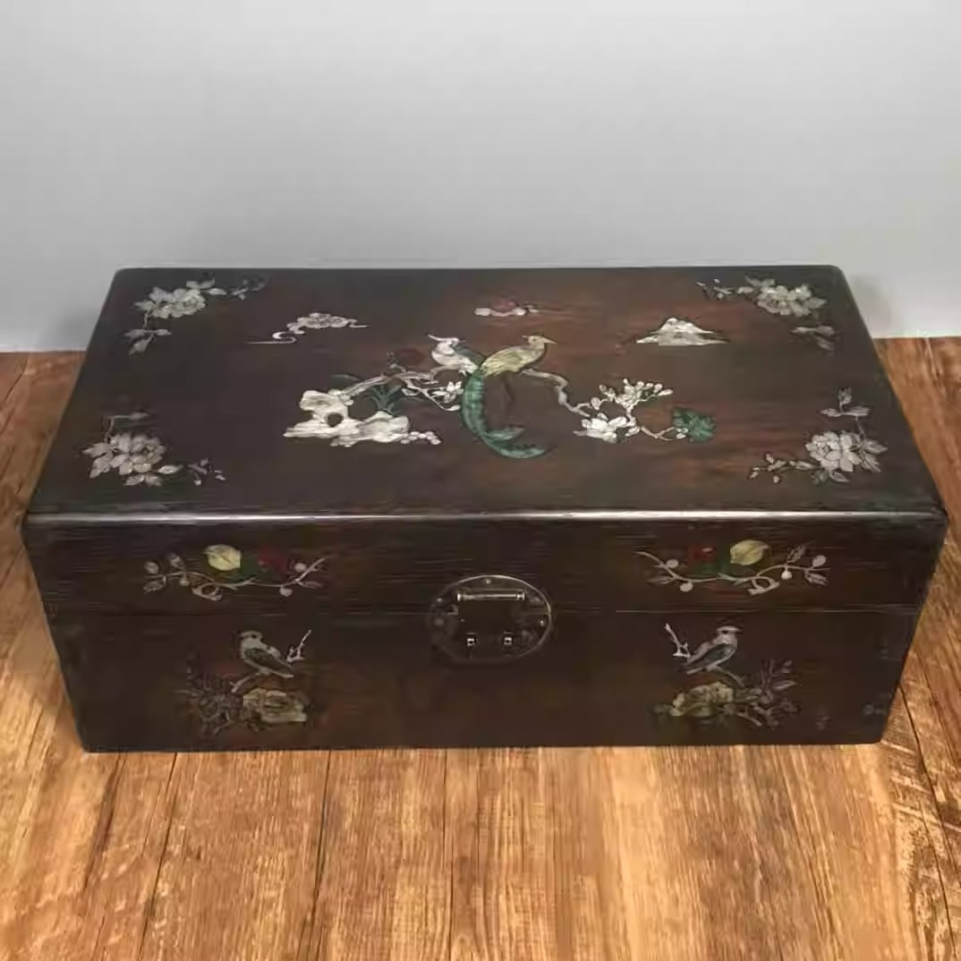Sandalwood jewelry box inlaid with mother-of-pearl depicting birds perched on flowering branches: Length: 35 cm, width: 18.5 cm, height: 13.5 cm.
