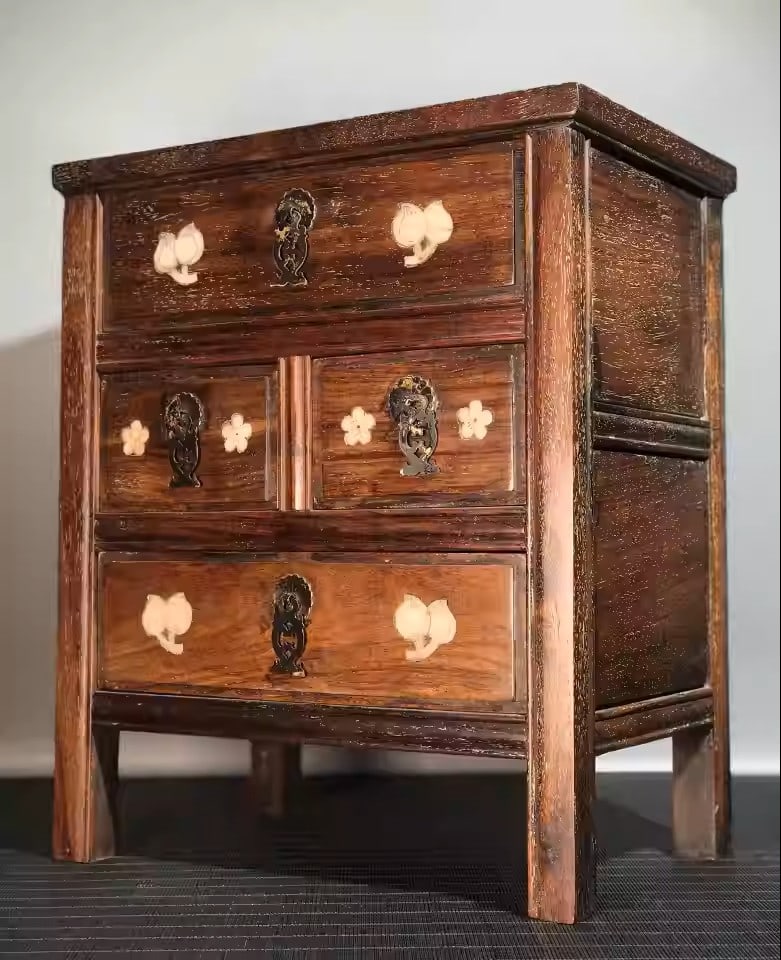 Rosewood tea cabinet inlaid with mother-of-pearl: Length 29 cm, width 19 cm, height 36 cm, weight 4340 grams.