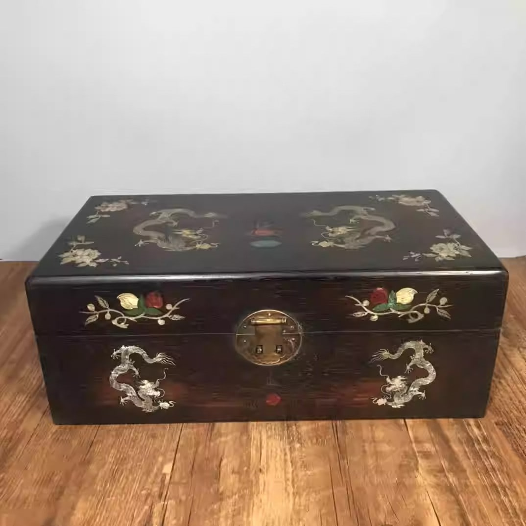 Sandalwood jewelry box inlaid with colorful seashells depicting two dragons playing with a pearl: Length 35 cm, width 18.5 cm, height 13.5 cm.