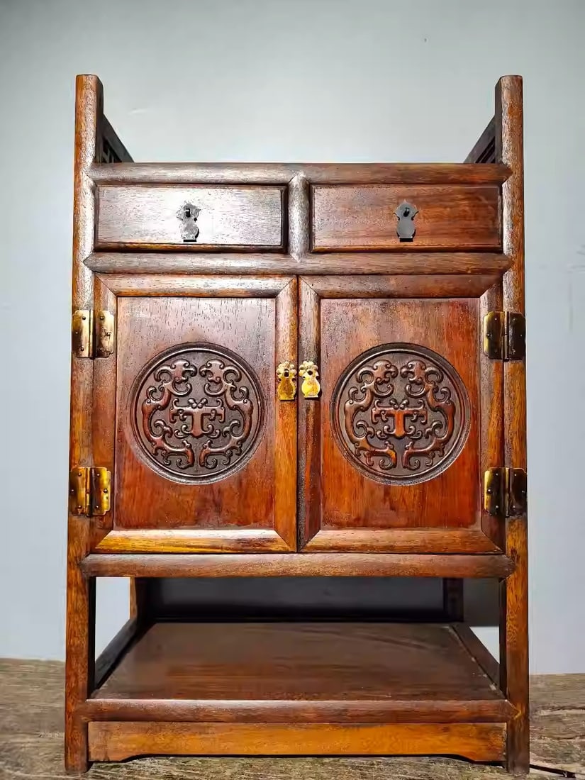 Rosewood storage cabinet: Length 36 cm, width 20 cm, height 55 cm, weight 4650 grams.