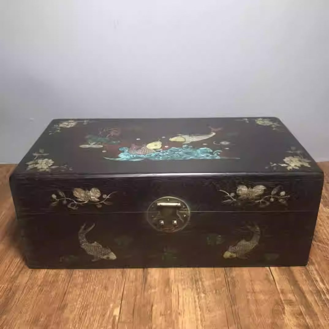 Sandalwood jewelry box inlaid with mother-of-pearl depicting a motif of abundance year after year: Dimensions: Length 35cm, Width 18.5cm, Height 13.5cm