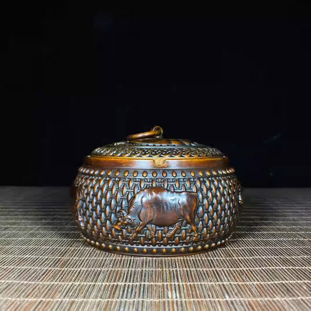 Pure copper embossed ashtray with five oxen design: Dimensions: Width 10cm, Height 6.5cm Weight: 450g